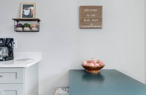 Fountain Square House | The Blue Villa !Amenities! Pet Friendly + Fence