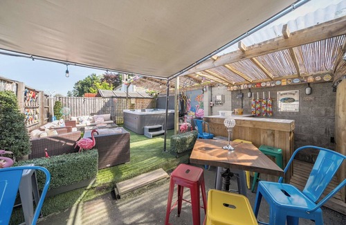 Bishops Castle Cottage | THE BOARS HEAD PUB, pet friendly, with hot tub in Bishop's Castle