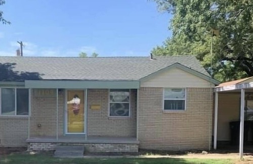 Del City House | The Bovine Cottage- Centrally located to major sight seeing, hospitals, and TAFB