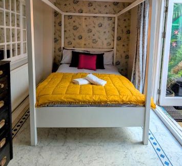 Kemptown House | The Brighton Parlour with Hot Tub