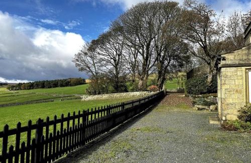 Hebden Bridge House | The Bronte Moor Retreat - 3 Bed, Pet Friendly Cottage - Stunning Views - Hot Tub