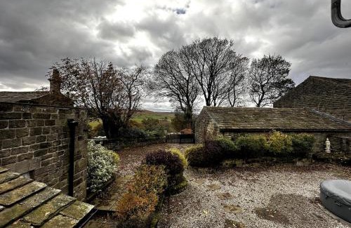 Hebden Bridge House | The Bronte Moor Retreat - 3 Bed, Pet Friendly Cottage - Stunning Views - Hot Tub