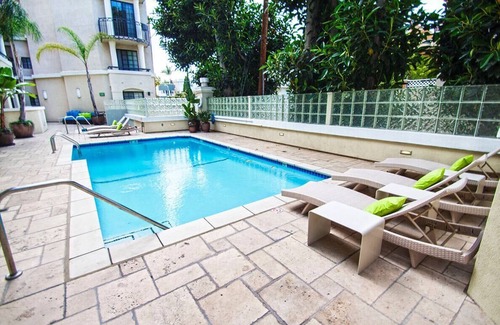 Beverly Grove Apartment | The Burton Way/5 mins to BEVERLY CENTER by walk