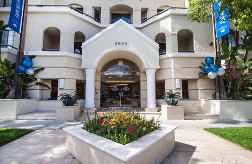 Beverly Grove Apartment | The Burton Way/5 mins to BEVERLY CENTER by walk