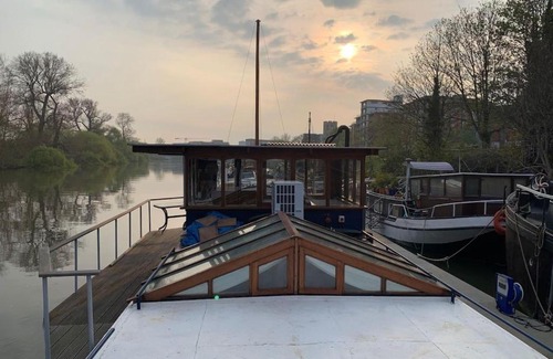 London Borough of Hounslow House | The Bush Houseboat - Kew Bridge Gardens, London