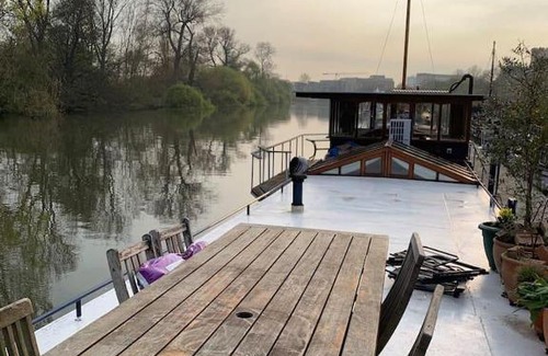 London Borough of Hounslow House | The Bush Houseboat - Kew Bridge Gardens, London