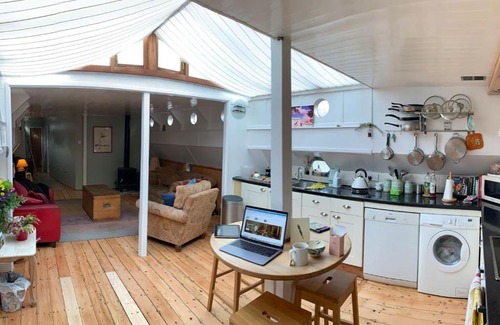 London Borough of Hounslow House | The Bush Houseboat - Kew Bridge Gardens, London