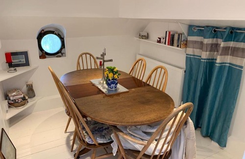 London Borough of Hounslow House | The Bush Houseboat - Kew Bridge Gardens, London