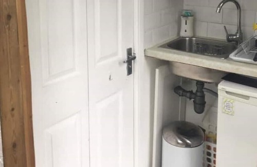 Borrowash Apartment | The Cabin, A cosy compact private detached converted outbuilding + Hot Tub