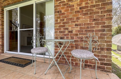 Blue Mountains City Council Apartment | The Canyons Retreat - Spacious 2 Story Apartment in Bush Location