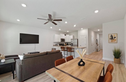 Ferry Pass House | The Canzy: Charming 3-bedroom townhome in welcoming Pensacola