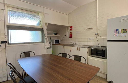 Arcadia Apartment | The Captain's Manor on Cook 6 - Compact, affordable and just minutes to Alma Bay