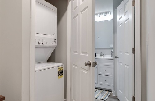 Monroe Ward House | The Carriage House Downstairs Garden Cottage- Downtown Richmond/VCU