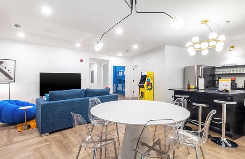Historic Edgefield House | The Carter Buyout - 2 Units by AvantStay | 2 Prvt Units, Sleeps 24