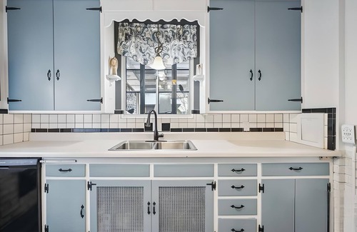 Ottawa House | The Castle is back! 4 BR/3.5 BA, Game Room, Jacuzzi Bathtub! 1 mile from UT!