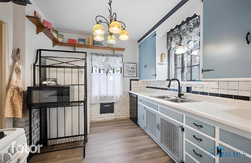 Ottawa House | The Castle is back! 4 BR/3.5 BA, Game Room, Jacuzzi Bathtub! 1 mile from UT!