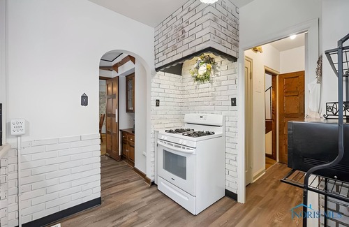 Ottawa House | The Castle is back! 4 BR/3.5 BA, Game Room, Jacuzzi Bathtub! 1 mile from UT!