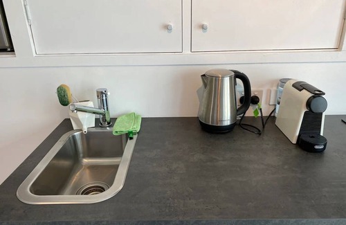 Hobart Central Business District Apartment | "The Cave" West Hobart: eco friendly apartment 🌈 🌱 🏳️‍⚧️