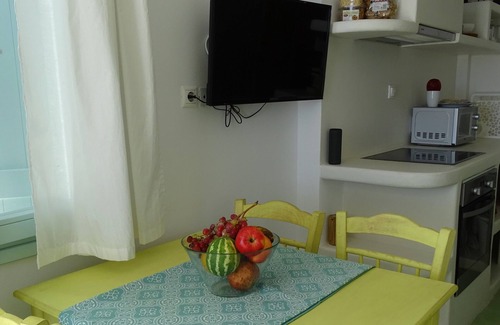 Mandrakia House | "The Cedar"minimal,traditionally decorated terrace house with sea view 3