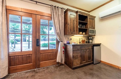 Fredericksburg Cottage | The Cellar-Luxury Cottage with hot tub on Main St.