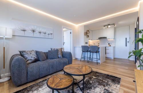 Three Anchor Bay Apartment | The Centurion 606