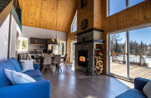 Saint-Raymond Ski Chalet | The Chalet du Cap offers an enchanting setting at the foot of the mountains.