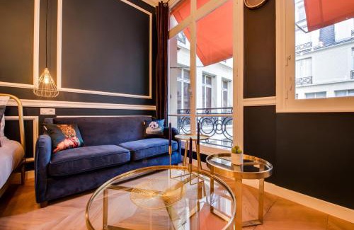 Faubourg-du-Roule Apartment | The Champs Elysées Blue Suite