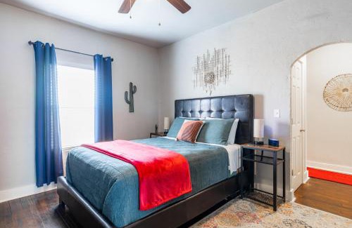 Chickasha House | The Charm Chickasha, Fiber WIFI, Washer & Dryer, Near DT Chickasha and Leg Lamp!