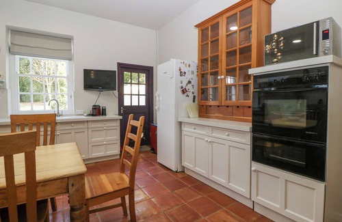 Llanwenarth Cottage | THE COACH HOUSE, family friendly, with a garden in Abergavenny