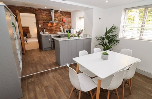 Walford Cottage | THE COACH HOUSE, pet friendly, with pool in Ross-On-Wye