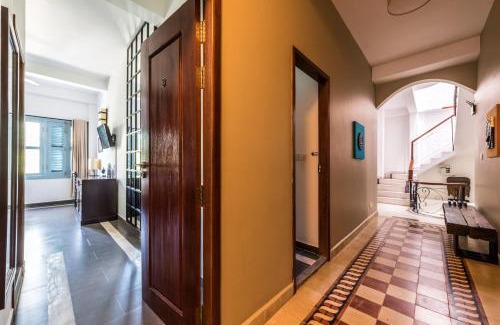 Kampot Hotel | The Columns