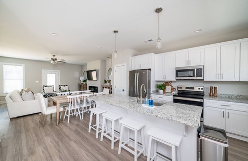 Naruna House | The Common House - 7 min to LU, Family Friendly, Great Location, sleeps up to 8!