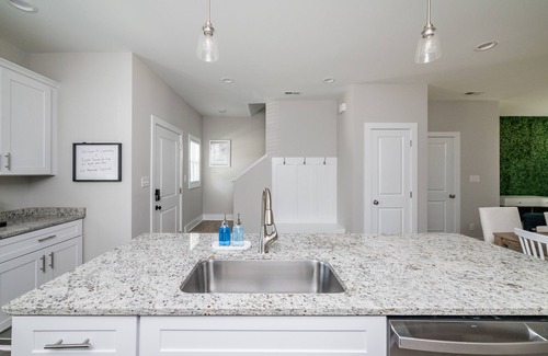 Naruna House | The Common House - 7 min to LU, Family Friendly, Great Location, sleeps up to 8!