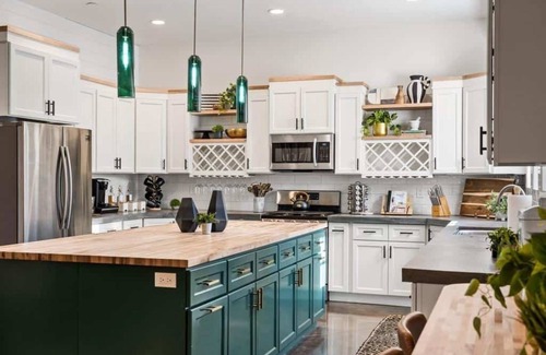 Hurricane House | The Compass Rose: Luxury home, Hot Tub, Pickleball