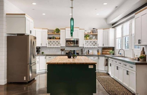 Hurricane House | The Compass Rose: Luxury home, Hot Tub, Pickleball