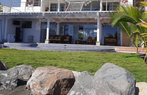 Iztapa Bed & Breakfast | The Container Hotel And Restoran