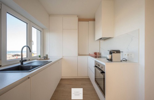 Mariakerke Apartment | The Corner Floor, front row views and parking