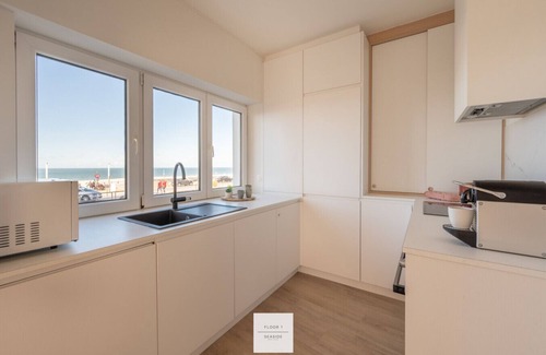 Mariakerke Apartment | The Corner Floor, front row views and parking