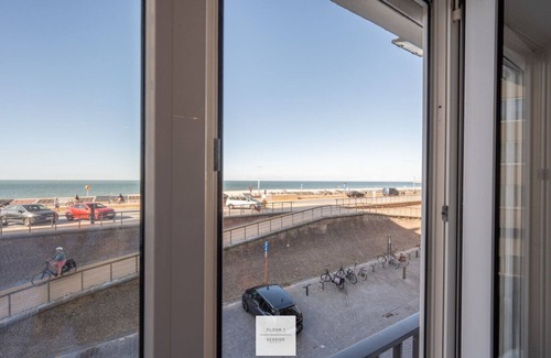 Mariakerke Apartment | The Corner Floor, front row views and parking