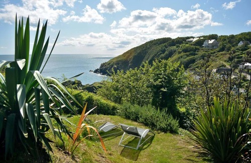 Cadgwith Cottage | The Cot in Cadgwith Cove- sleeps 4 guests in 2 bedrooms