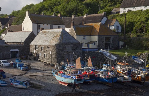 Cadgwith Cottage | The Cot in Cadgwith Cove- sleeps 4 guests in 2 bedrooms