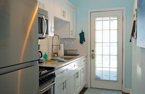 Clearwater Beach Cottage | THE COTTAGE - 32 Steps to the Beach - Sleeps 2, drive to your door, Wifi, Grill.