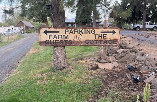 Cheney Cottage | The Cottage at Dragonfly Meadows Farm with AC and wifi