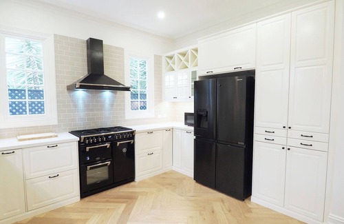 Glenelg House | 'THE COTTAGE' at Gordon St Villas - luxury accom. for 8 in the Heart of Glenelg