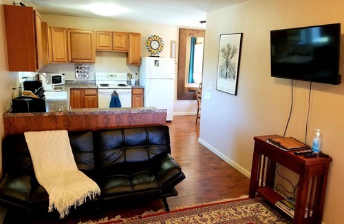 Mariposa Apartment | The Cottage on Campbell- In town studio with a view!