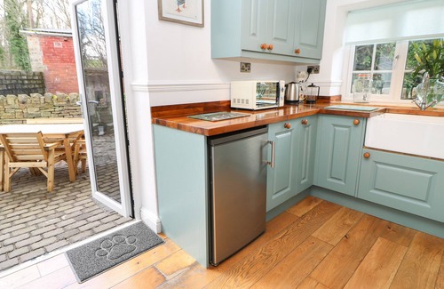 Hoylandswaine Cottage | THE COTTAGE, pet friendly, character holiday cottage in Silkstone