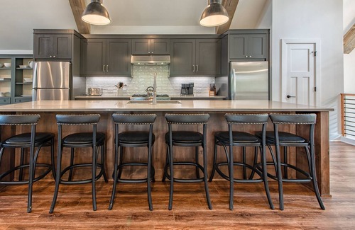 Lake Norman of Catawba Cottage | The Cottage | Pickle Ball Court-Pool |Sleeps 14 | water views galore