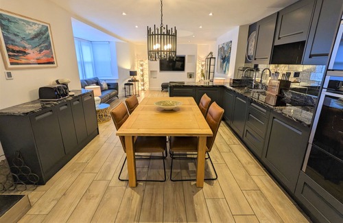 Seaview Apartment | The Cove is located on the seafront in the desirable village of Seaview.