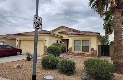 El Mirage House | The Cozy 3 bedroom 3 bathroom Home