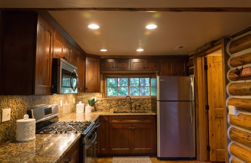 Salt Lake Mountain Resorts Cabin | The Cozy Cabin.Walk to Brighton ski slopes!